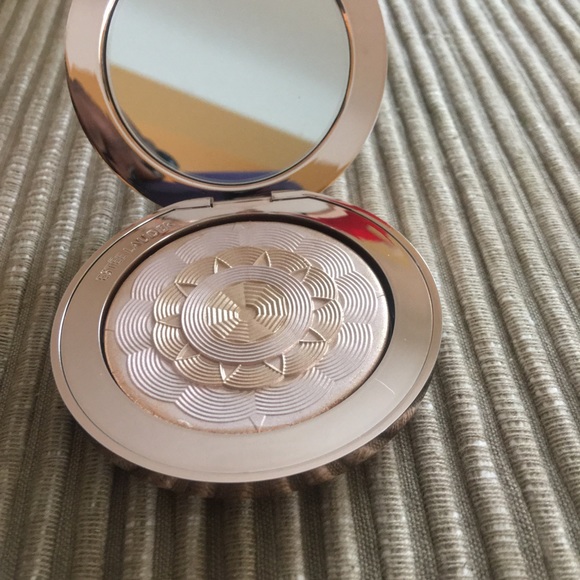 Estée Lauder Bronze Goddess Hilighting Powder - Picture 4 of 5